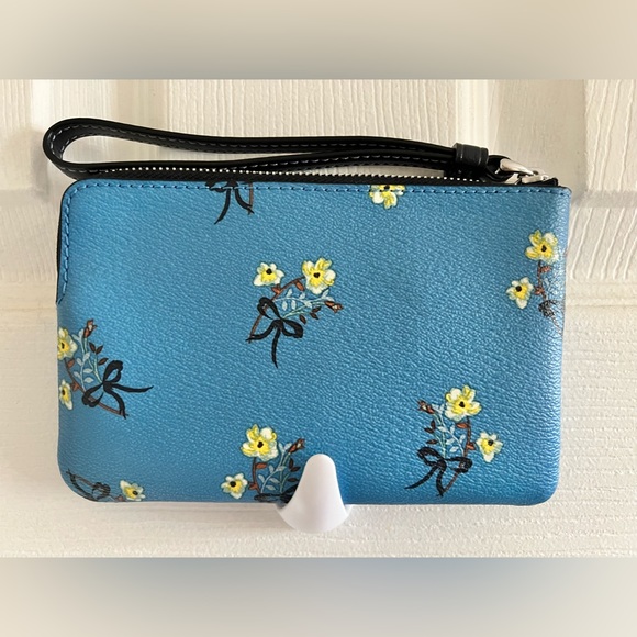 NWOT Coach Flower 🌼 Print Wristlet with black strap and two card slots inside - Picture 2 of 9